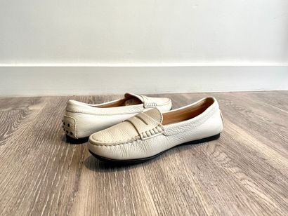 TOD'S TOD'S

MOCASSIN in white drummed leather

T. 35

(wears)