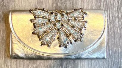 PAUL & JOE PAUL & JOE

Silver leather pouch with embroidery and rhinestones

L: 26,5...