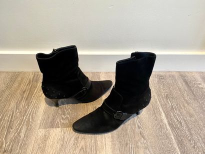 TOD'S TOD'S 

PAIR OF BOOTS in nubuck and black leather, side zipper

T. 35

(worn...