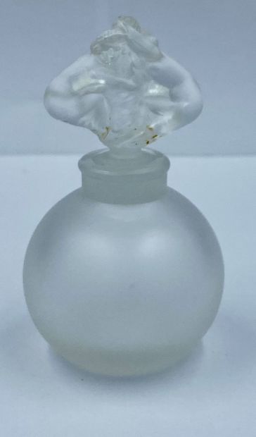 ATTRIBUE à Lalique ATTRIBUTED to Lalique

Rare glass bottle of form ball. Stopper...