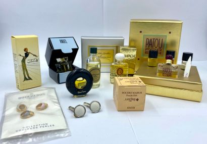 Important lot comprenant Estée Lauder « Pleasures », parfum compact, dans son luxueux...