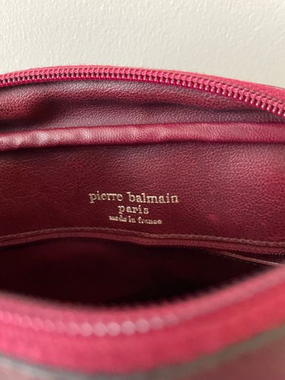 Pierre BALMAIN Pierre BALMAIN

Shoulder bag in burgundy leather with gold metal monogram

(wear)



A...