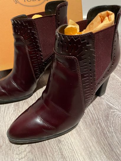 TOD'S TOD'S

PAIR OF BOOTS in leather and burgundy elastic

T. 38 1/2

(wear and...