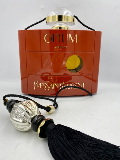 YVES SAINT LAURENT « Opium » YVES SAINT LAURENT "Opium

Giant dummy bottle of decoration,...