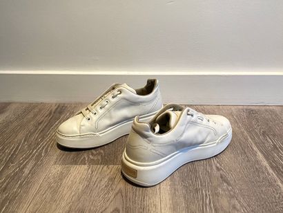 Max MARA Max MARA

Pair of white leather sneakers with stitching

T 35/36

(wear...