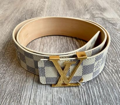 Louis VUITTON Louis VUITTON

Leather belt with a blue checkerboard pattern on a white...