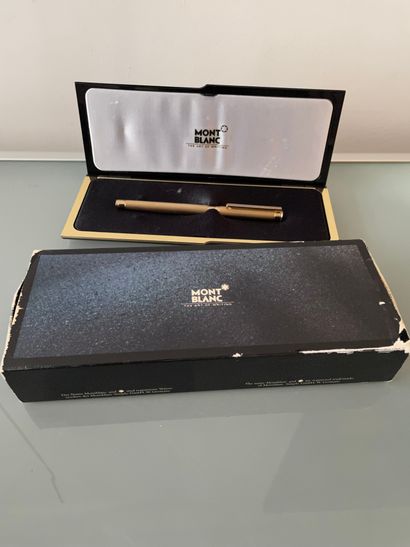 MONT BLANC MONT BLANC

Gold plated fountain pen.

Gift, case.