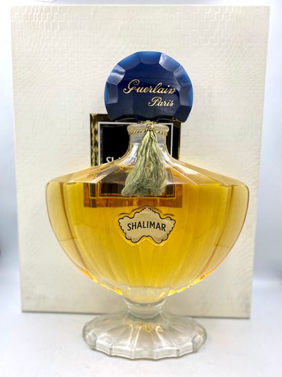 GUERLAIN « Shalimar » GUERLAIN "Shalimar

Large glass bottle, bat model, blue fan-shaped...