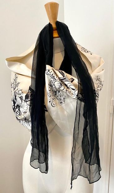 Renato NUCCI Renato NUCCI

CARACO black and ivory silk scarf with floral pattern...