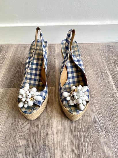 CASTANER CASTANER

Pair of blue gingham ESPADRILLES with white ovoid beads and metal

T.39

(wear...