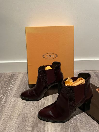 TOD'S TOD'S

PAIR OF BOOTS in leather and burgundy elastic

T. 38 1/2

(wear and...