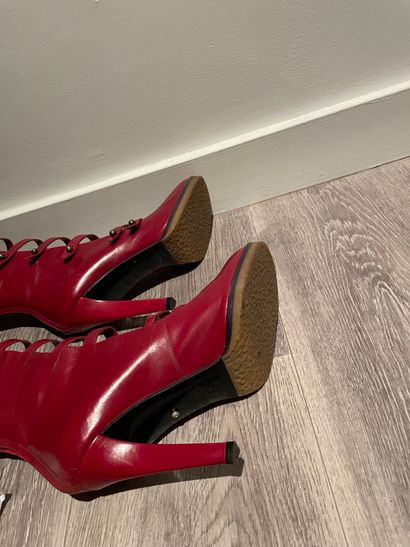 Sonia RYKIEL Sonia RYKIEL

PAIR OF Poppy red leather boots with straps and buttons,...