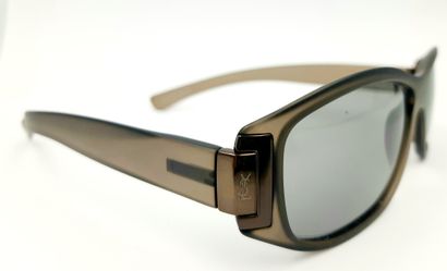 YSL YSL

Pair of sunglasses in grey/black translucent plastic

Good condition