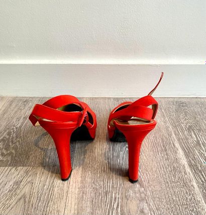 YVES SAINT LAURENT YVES SAINT LAURENT

Lot including

- Pair of red fabric pump shoes...