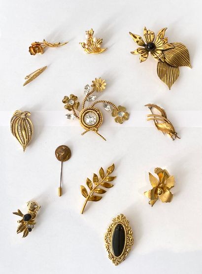 LOT de douze BROCHES en métal doré à motif floraux, animaliers et ajourés. LOT of...