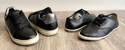 Lot comprenant : Lot including: 

- MARC BY MARC JACOBS, Pair of black leather sneakers...
