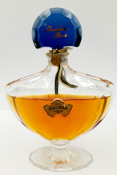 GUERLAIN « Shalimar » GUERLAIN "Shalimar

Glass bottle, bat model. Blue glass fan-shaped...