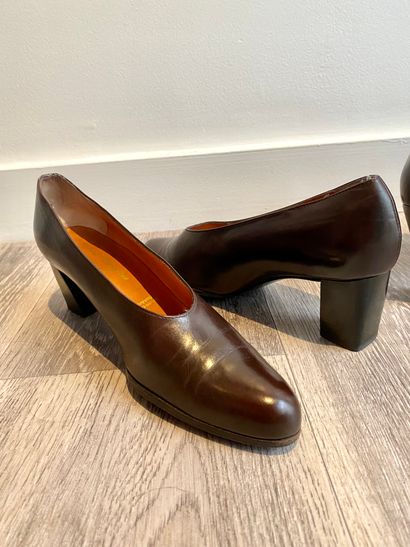 Lots comprenant : Lots including : 

- Robert CLERGERIE PAIR OF brown leather ESCARPINS

T.5

(worn...