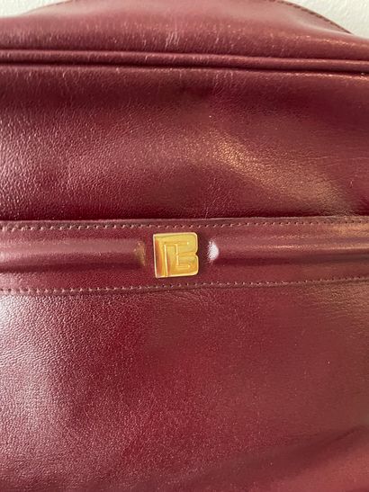 Pierre BALMAIN Pierre BALMAIN

Shoulder bag in burgundy leather with gold metal monogram

(wear)



A...