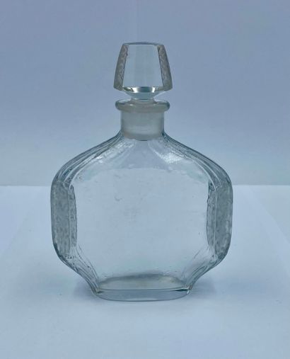 FONTANIS FONTANIS 

Baccarat crystal bottle of stylized form with floral decoration...