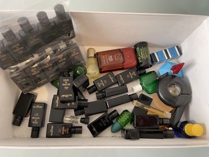 Lot d’environ 40 miniatures homothétiques parfumeurs et couturiers avec ou sans PDO...