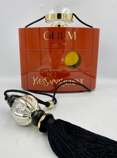 YVES SAINT LAURENT « Opium » YVES SAINT LAURENT "Opium

Giant dummy bottle of decoration,...
