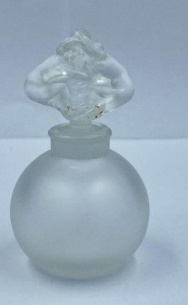 ATTRIBUE à Lalique ATTRIBUTED to Lalique

Rare glass bottle of form ball. Stopper...