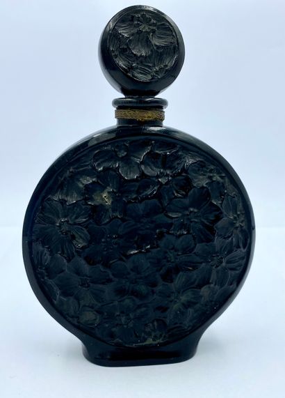 VOLNAY VOLNAY

Black opaque glass bottle. Lenticular body with floral decoration...