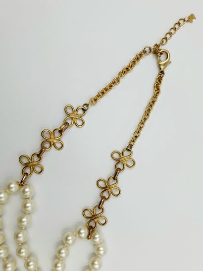 AGATHA AGATHA

Important SAUTOIR in silver plated metal and white pearls.