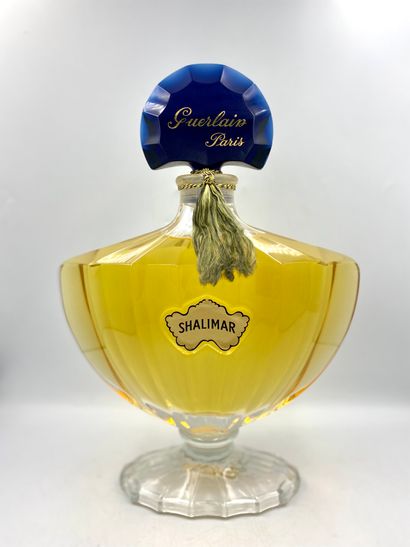 GUERLAIN « Shalimar » GUERLAIN "Shalimar

Large glass bottle, bat model, blue fan-shaped...