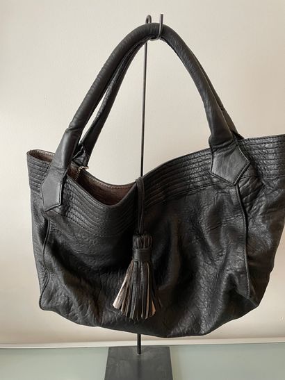 Sonia RYKIEL Sonia RYKIEL

Lot including :

- Black and gold embossed leather bag,...