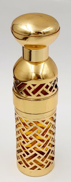 GUERLAIN « Shalimar » GUERLAIN "Shalimar

Openwork bottle, golden, with its refill....