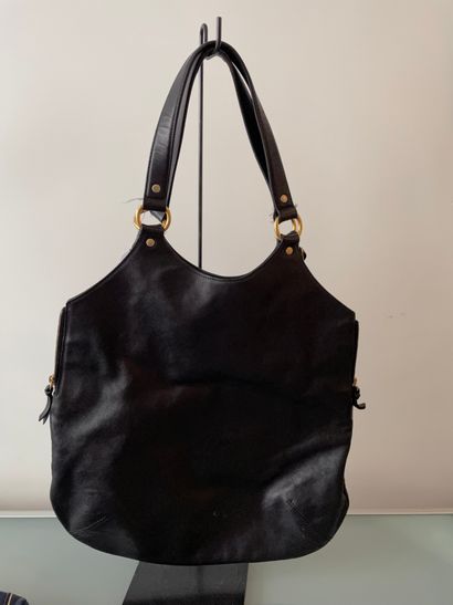 YVES SAINT LAURENT YVES SAINT LAURENT

Black leather handbag with gold zipper, leather...