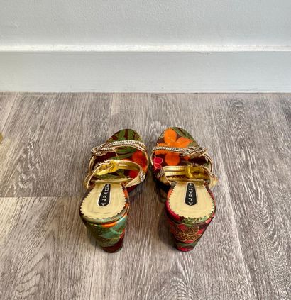Lot comprenant : Lot including : 

- ROSSINI

PAIR OF GOLDEN LEATHER AND STRASS SLIPPERS

T....