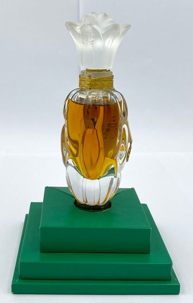 JEAN PATOU « Colony » JEAN PATOU "Colony 

Colorless crystal bottle in the shape...