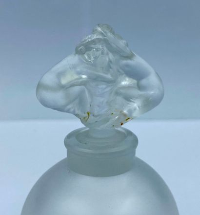 ATTRIBUE à Lalique ATTRIBUE à Lalique

Rare flacon en verre de forme boule. Bouchon...