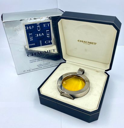 CHAUMET CHAUMET

Luxurious box including a glass bottle surrounded by silver plated...
