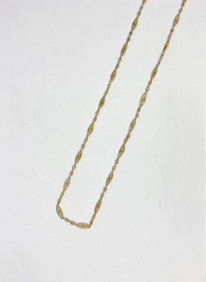 Chaine de cou en métal doré à maillons olive ajourés stylisés Gold-plated metal necklace...