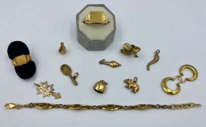 LOT en métal doré comprenant : un BRACELET, huit PENDENTIFS, une PAIRE DE CREOLES...