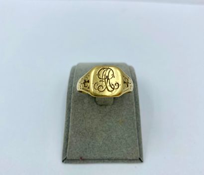 Lot de CINQ BAGUES : Lot of FIVE RINGS : 

- a signet ring in 18K yellow gold (750...