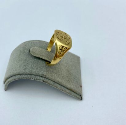 Lot de CINQ BAGUES : Lot of FIVE RINGS : 

- a signet ring in 18K yellow gold (750...