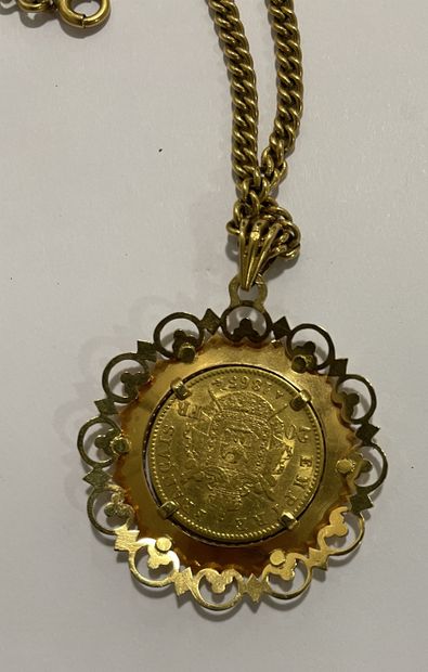 PIECE de 20 francs en or jaune montée en pendentif, ornée d’une CHAINE en or jaune...