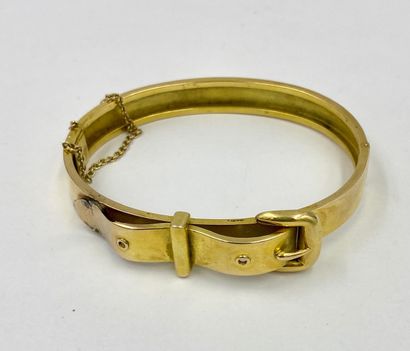 Bracelet jonc rigide, décor de ceinture en métal doré Bracelet rigid rush, gilded...