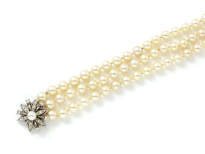 Bracelet composé de 3 rangs de perles de culture d'environ 6.6 à 7.2 mm. Il est agrémenté...