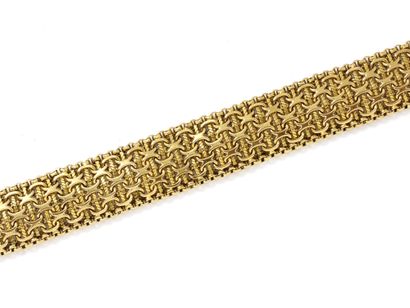 Bracelet ruban en or 750 millièmes, composé d'une maille à décor torsadé et de croisillons....