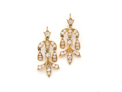 Paire de pendants d'oreilles articulés en or 750 millièmes à décor de feuillage ponctué de diamants brillantés.