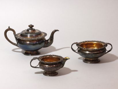Service à thé en métal argenté et doré (4 pièces). Il se compose d’une théière, d’un...