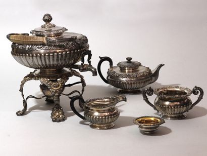 Service à thé avec sa fontaine de table en métal argenté et doré (3 pièces). Vienne...