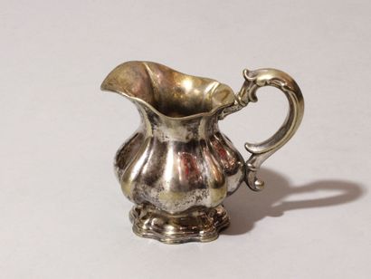 Pot à lait en métal argenté. Milk jug in silver plated metal.
Panelled model with...
