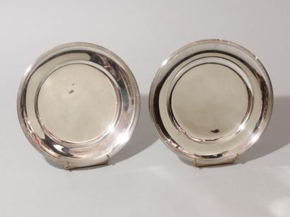 Deux plats en argent. Paris, Puiforcat, XXe siècle. Modèle circulaire bordé de filets....